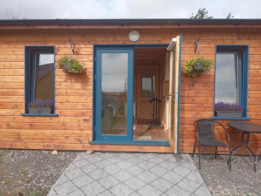 Ceaser'S Cabin Is A Cosy 1 Bedroom Cabin ลาฮินช์ ภายนอก รูปภาพ