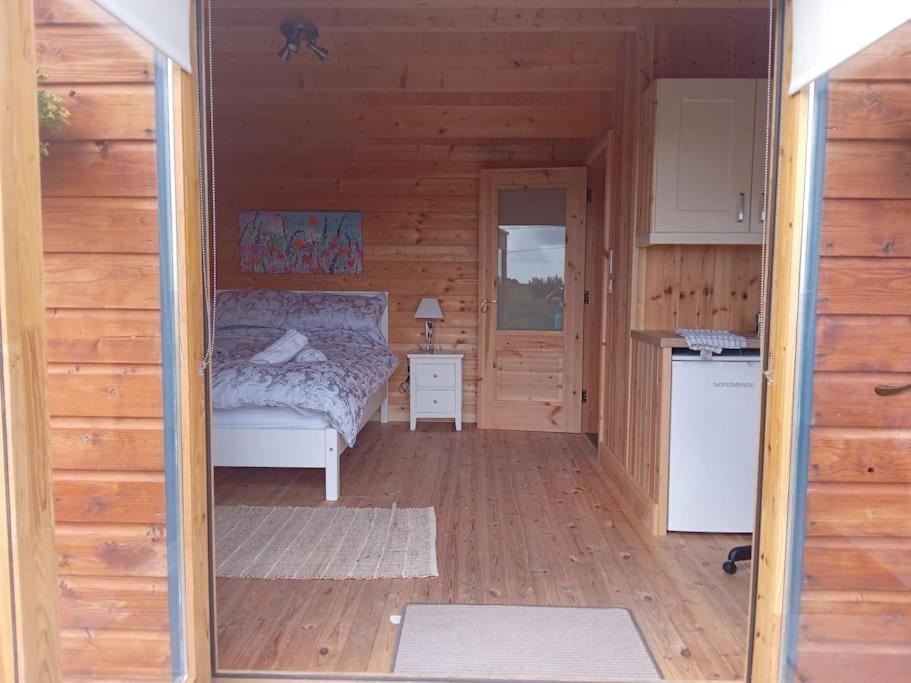 Ceaser'S Cabin Is A Cosy 1 Bedroom Cabin ลาฮินช์ ภายนอก รูปภาพ